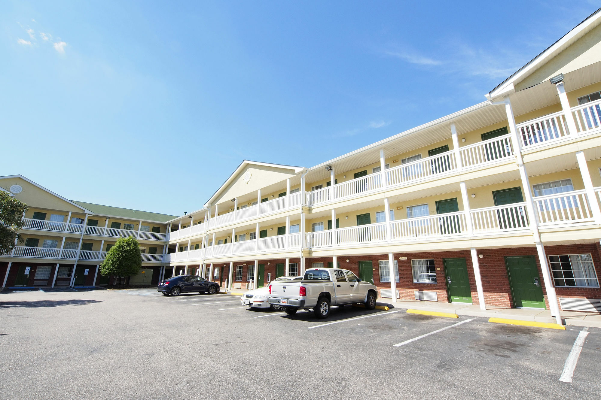 Sun Suites Of Chesapeake Exterior photo
