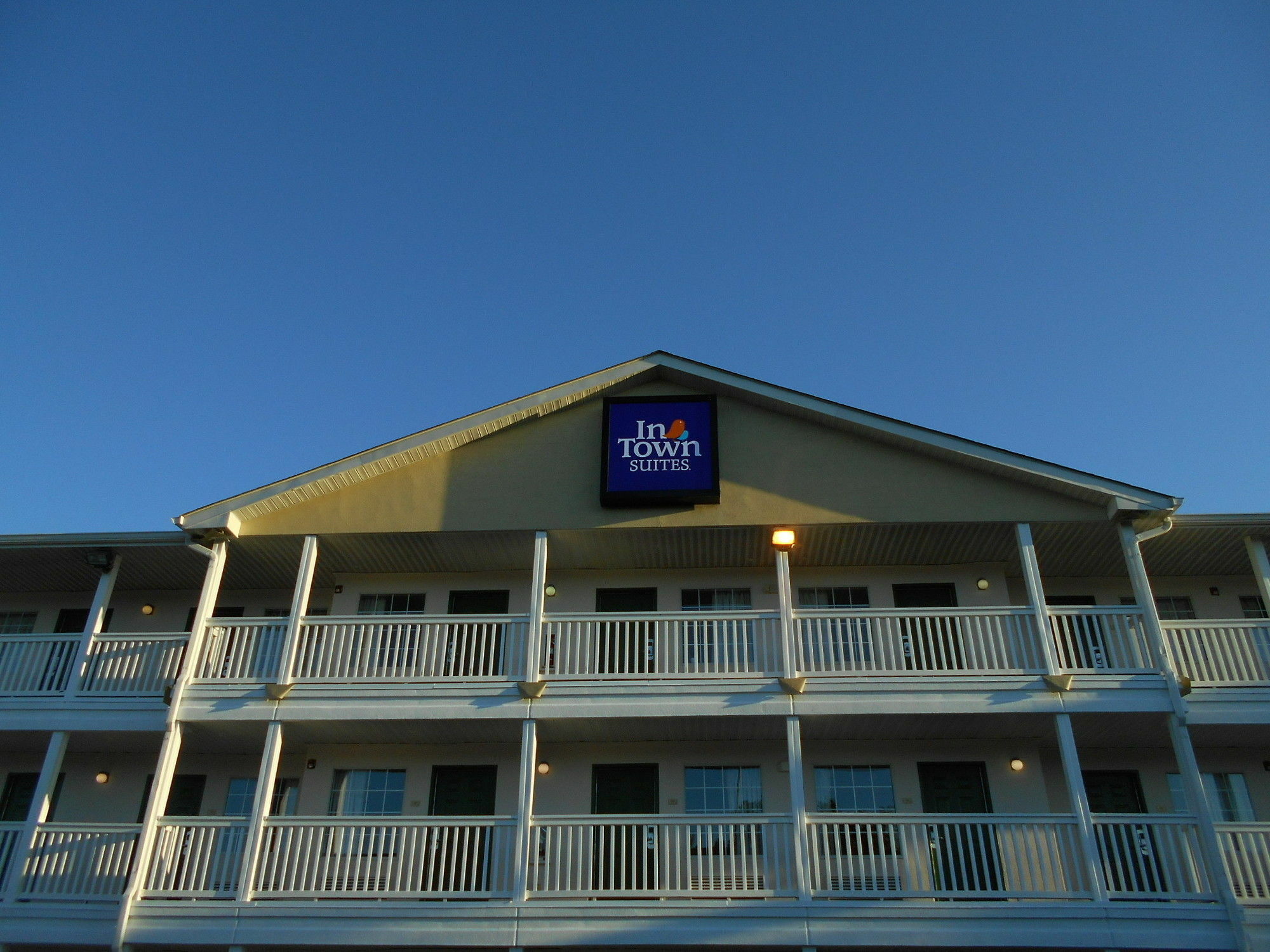 Sun Suites Of Chesapeake Exterior photo